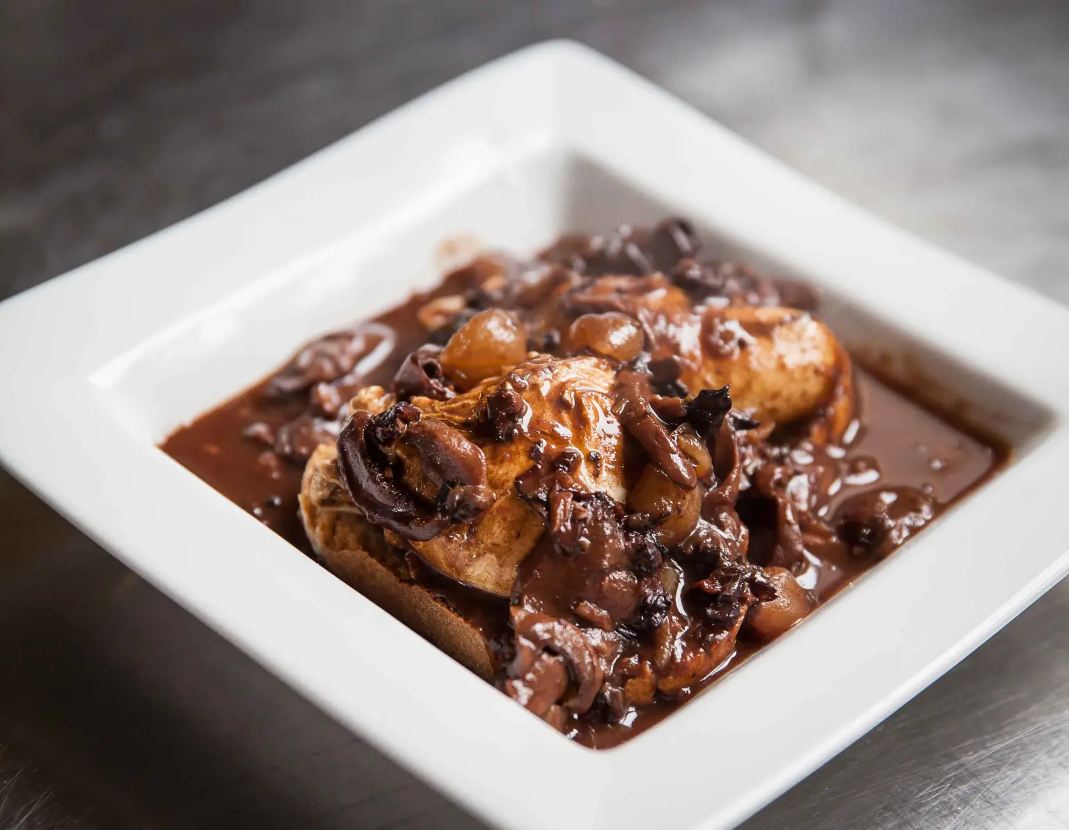 布爾岡經典名菜「紅酒煮蛋」